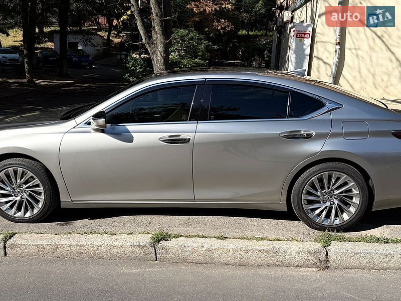 Седан Lexus ES 2025 в Києві