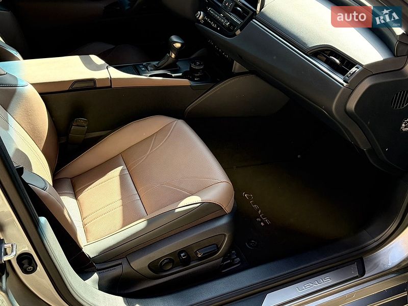 Седан Lexus ES 2025 в Києві