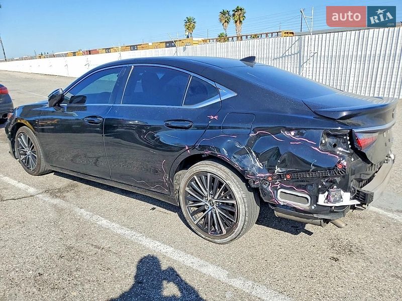 Седан Lexus ES 2023 в Львові