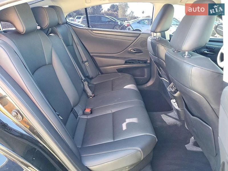 Седан Lexus ES 2023 в Львові