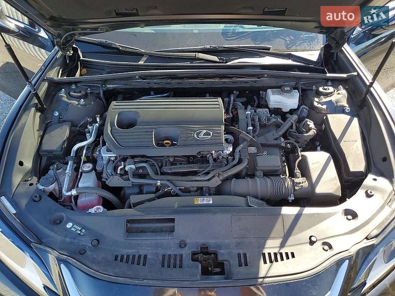 Седан Lexus ES 2023 в Львові