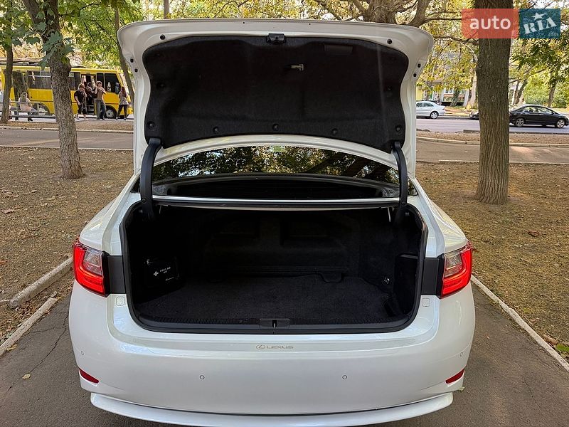 Седан Lexus ES 2016 в Одесі