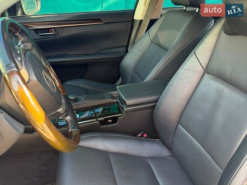 Седан Lexus ES 2015 в Фастове