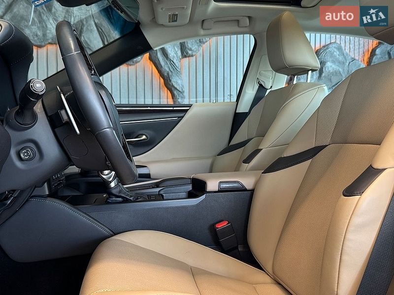 Седан Lexus ES 2020 в Львове