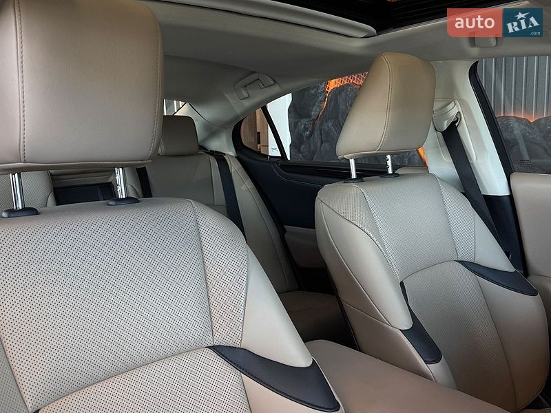 Седан Lexus ES 2020 в Львове