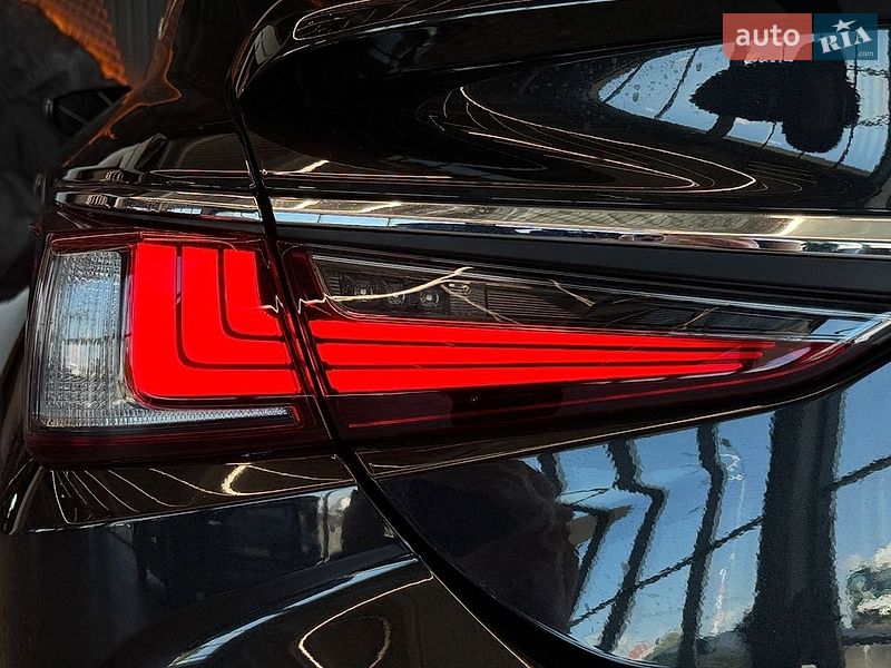 Седан Lexus ES 2020 в Львове