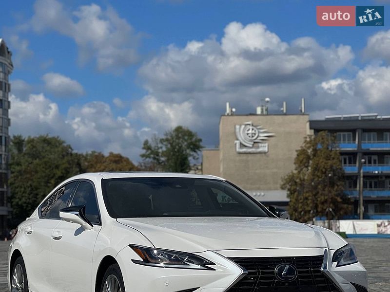 Седан Lexus ES 2018 в Кременчуге Седан Lexus ES 2018 в Кременчуге