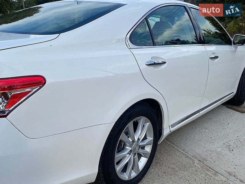Седан Lexus ES 2012 в Южном