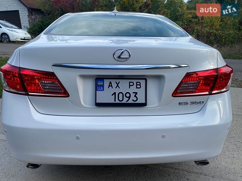 Седан Lexus ES 2012 в Южном
