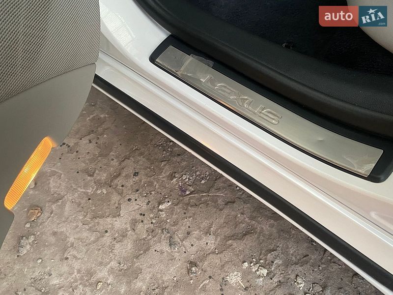 Седан Lexus ES 2012 в Южном