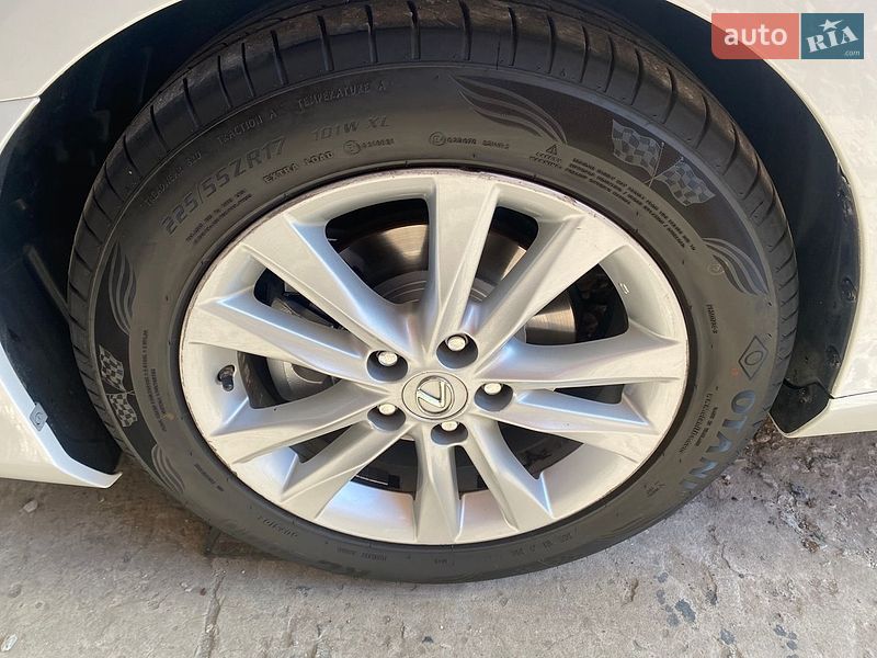 Седан Lexus ES 2012 в Южном