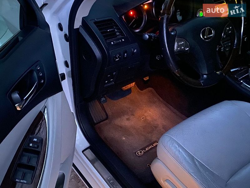 Седан Lexus ES 2012 в Южном