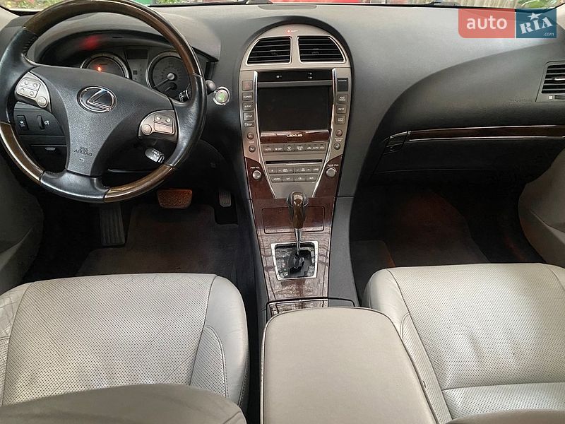 Седан Lexus ES 2012 в Южном
