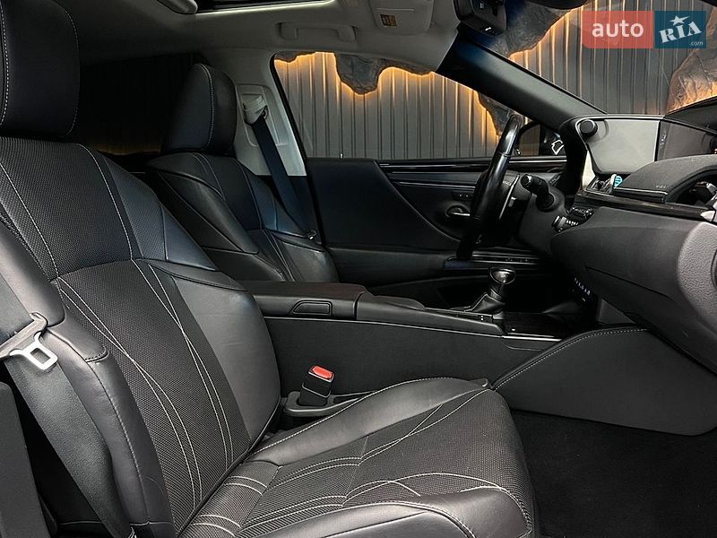Седан Lexus ES 2019 в Львове