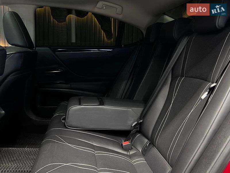 Седан Lexus ES 2019 в Львове