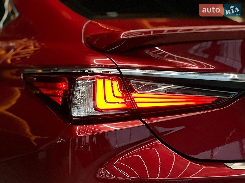 Седан Lexus ES 2019 в Львове