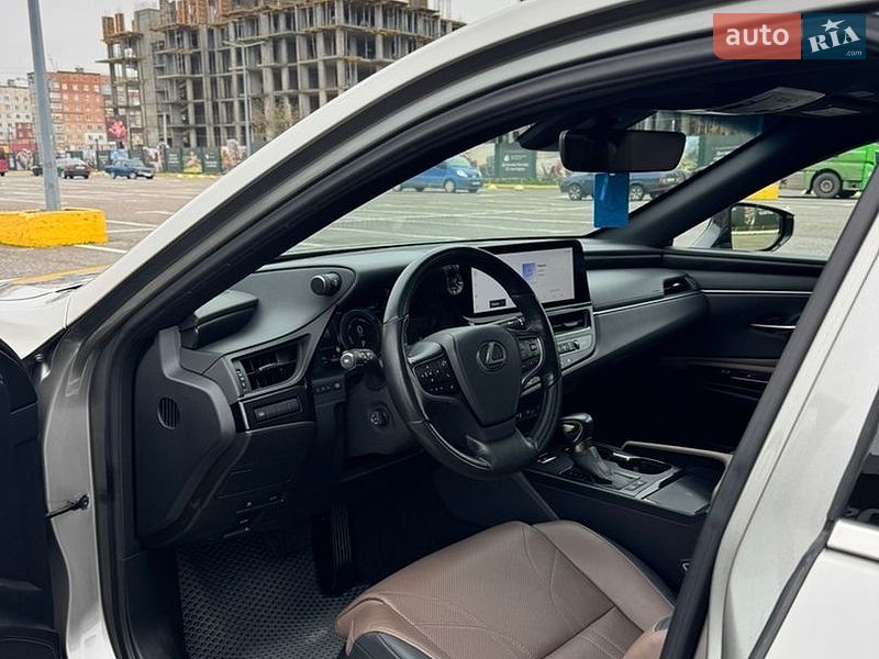 Седан Lexus ES 2024 в Черновцах