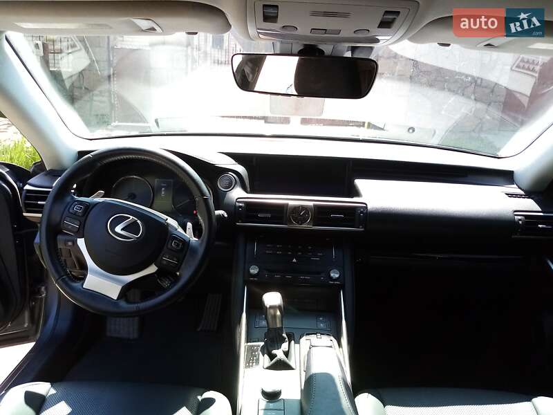 Седан Lexus IS 2017 в Новом Буге