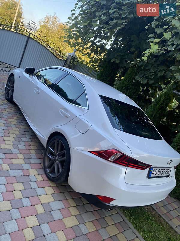 Седан Lexus IS 2014 в Тячеве