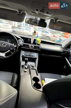 Седан Lexus IS 2017 в 