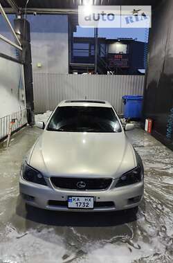 Седан Lexus IS 2000 в 