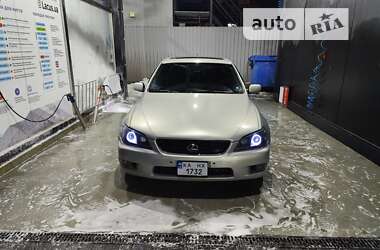 Седан Lexus IS 2000 в 