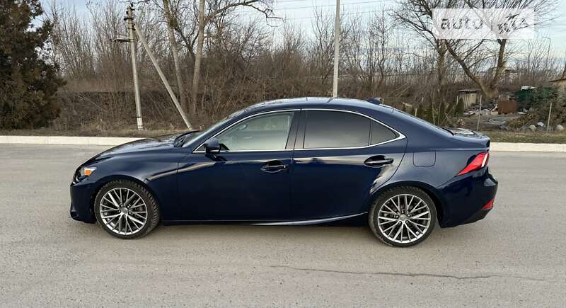 Седан Lexus IS 2015 в 