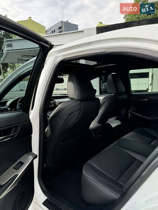 Седан Lexus IS 2016 в Львове