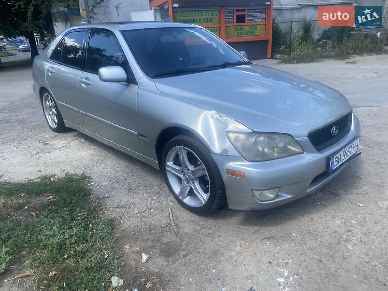 Седан Lexus IS 2002 в Фонтанке