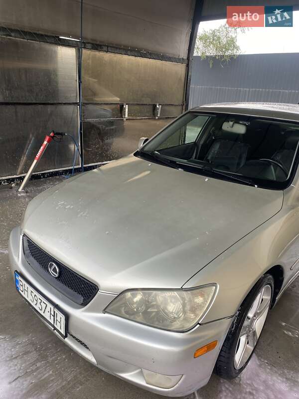 Седан Lexus IS 2002 в Фонтанке