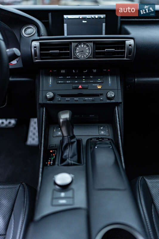 Седан Lexus IS 2015 в Києві