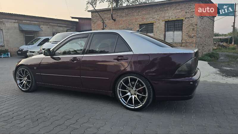 Седан Lexus IS 2000 в Луцке