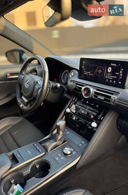 Седан Lexus IS 2021 в 