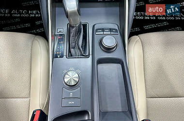 Седан Lexus IS 2017 в 