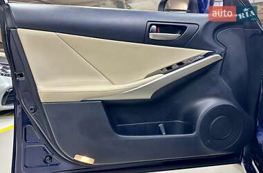 Седан Lexus IS 2017 в 
