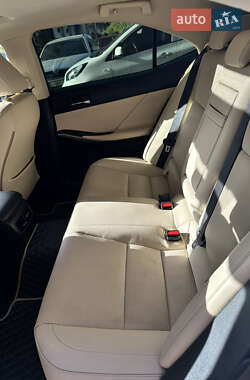 Седан Lexus IS 2014 в 