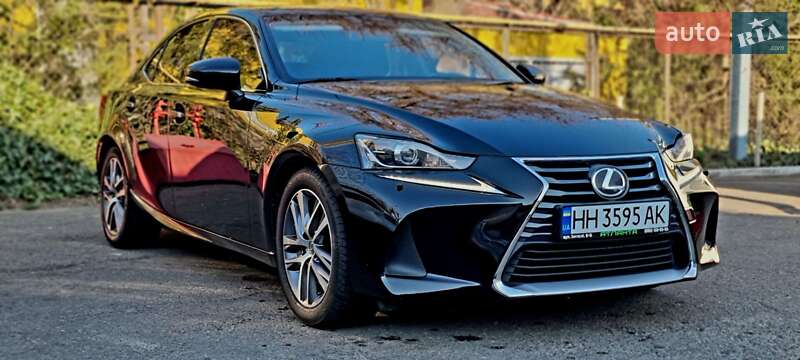 Седан Lexus IS 2017 в 