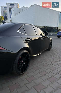 Седан Lexus IS 2019 в 