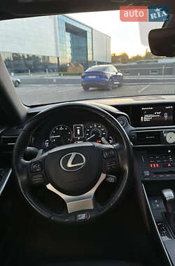 Седан Lexus IS 2019 в 
