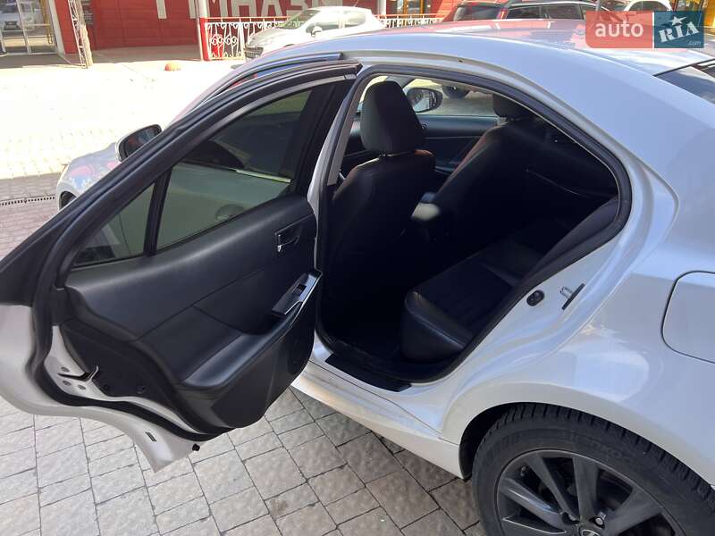 Седан Lexus IS 2013 в Львове