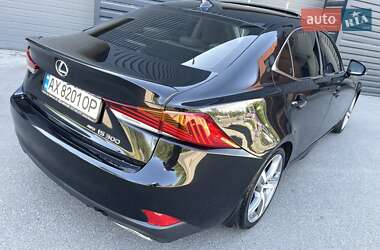 Седан Lexus IS 2017 в 