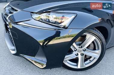 Седан Lexus IS 2017 в 