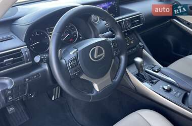 Седан Lexus IS 2017 в 