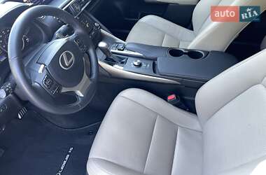 Седан Lexus IS 2017 в 