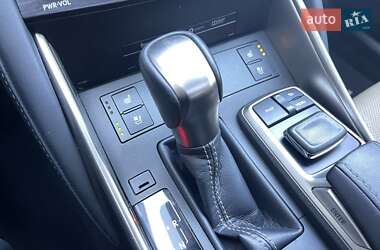 Седан Lexus IS 2017 в 