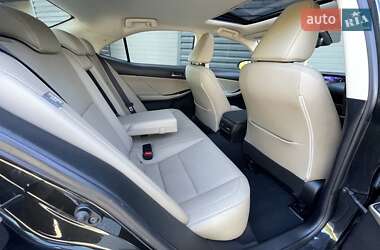 Седан Lexus IS 2017 в 