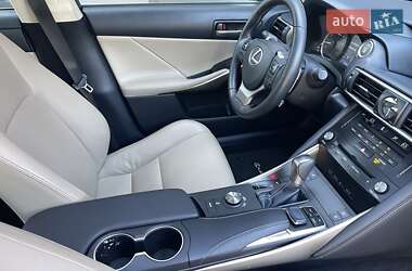 Седан Lexus IS 2017 в 
