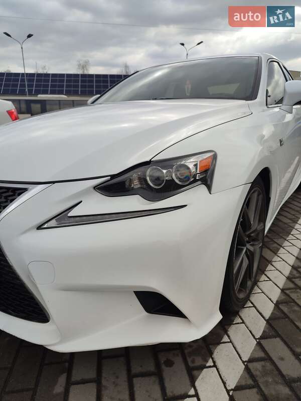 Седан Lexus IS 2016 в Ужгороде