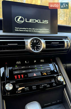 Седан Lexus IS 2021 в 