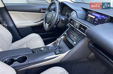 Седан Lexus IS 2017 в 